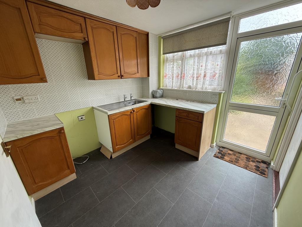 Lot: 81 - END-TERRACE HOUSE OF NON-TRADITIONAL CONSTRUCTION - Kitchen with access to garden